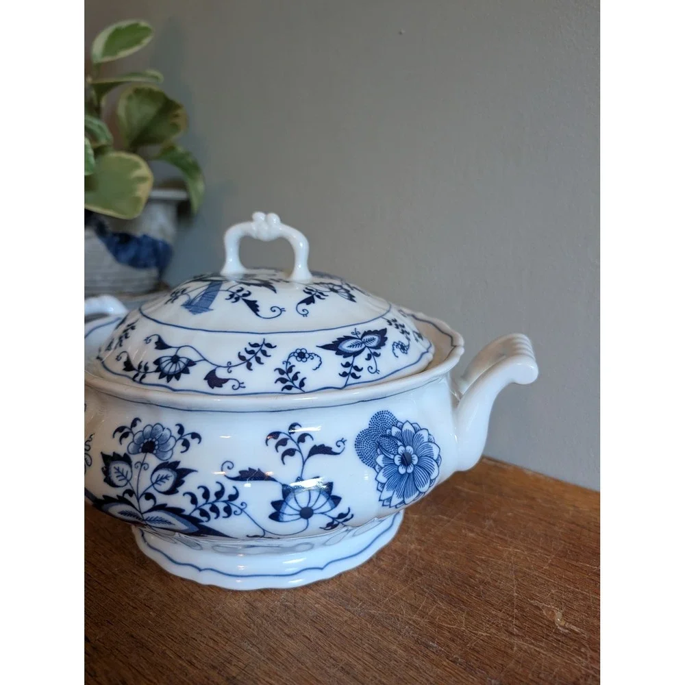 Blue Danube Vintage Round Covered Vegetable Bowl Blue Onion Japan Porcelain